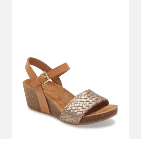 Comfortiva Shoes Comfortiva Pillow Top Wo Eshana Wedge Sandals Gold